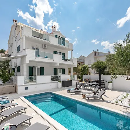 Apartment In Slatine Near The Beach, Cleaning Included Apartment