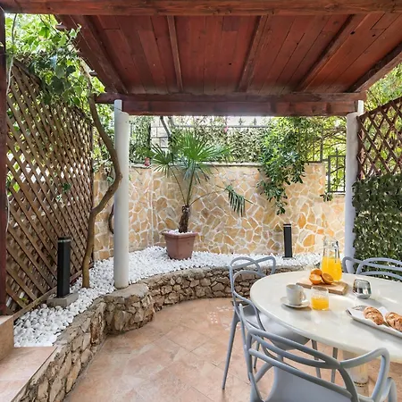 Apartment Apartment In Slatine Near The Beach, Cleaning Included Trogir