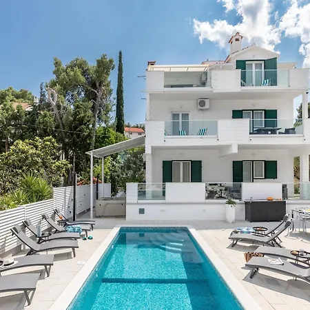 Apartment In Slatine Near The Beach, Cleaning Included Apartment