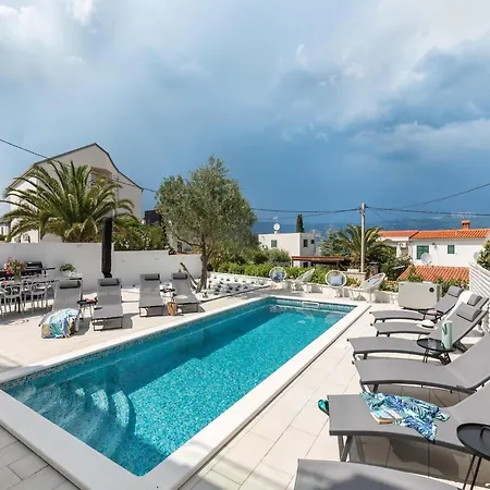 Apartment Apartment In Slatine Near The Beach, Cleaning Included