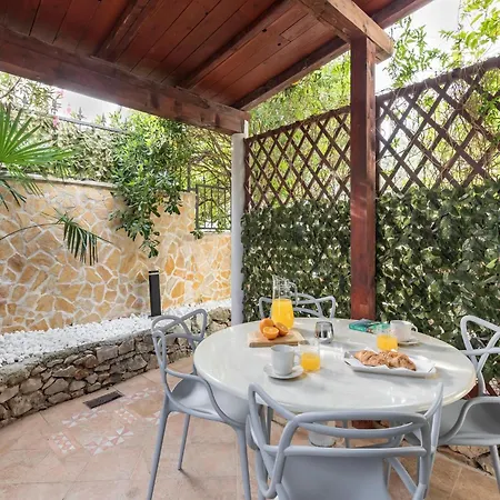 Apartment Apartment In Slatine Near The Beach, Cleaning Included Trogir